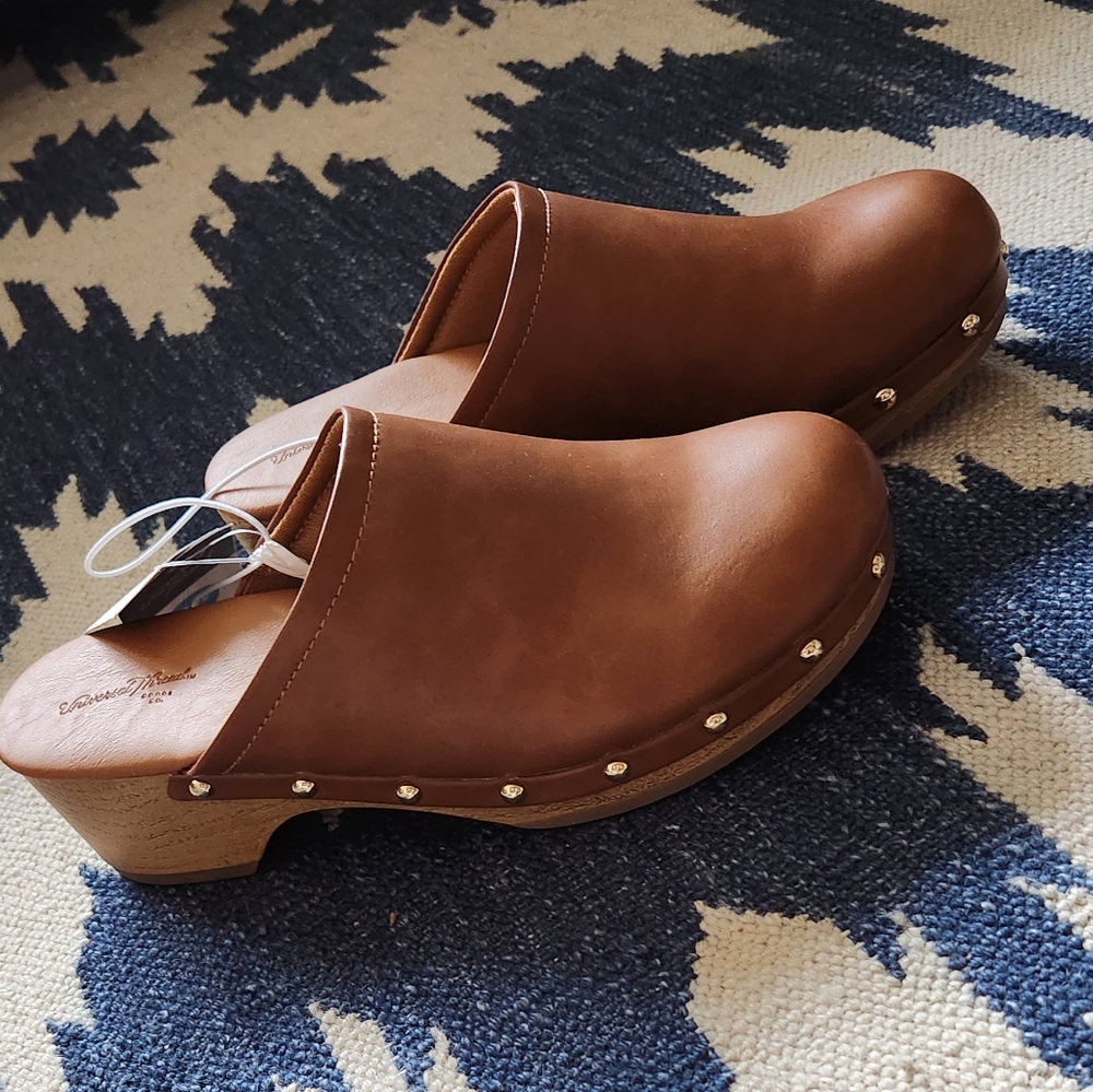 NWT Universal Thread Memory Foam Clog